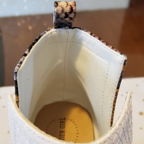 Boots - Picture 5 of 8